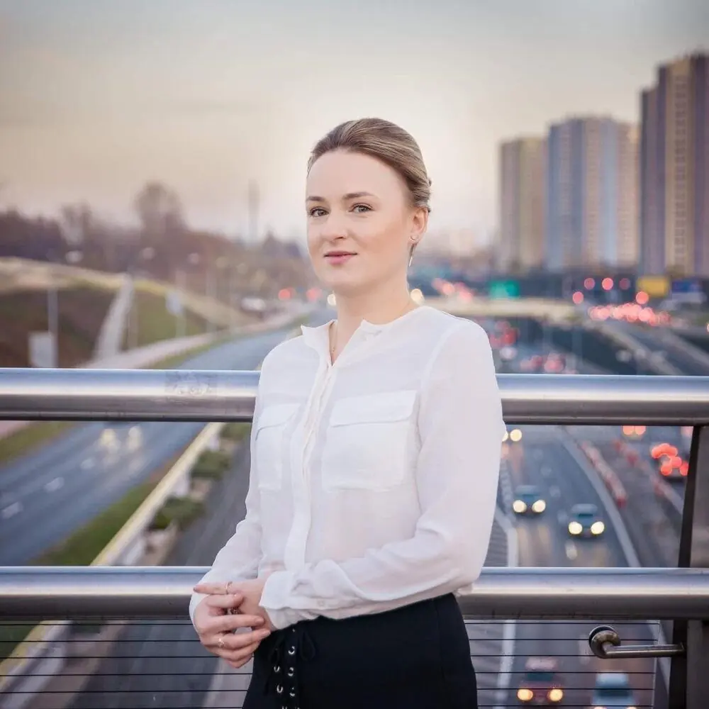 Martyna Gabryszewska — pośrednik nieruchomości, portret profesjonalny